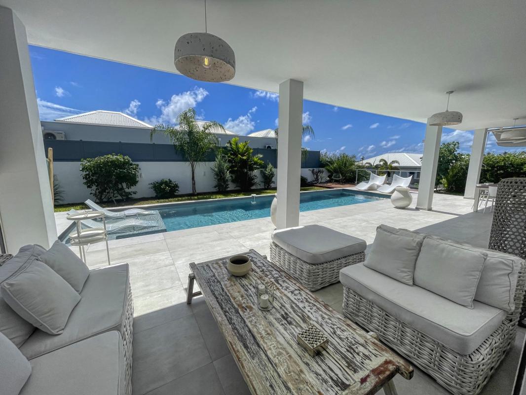 11 Location villa piscine accès plage Saint François Guadeloupe_salon exterieur